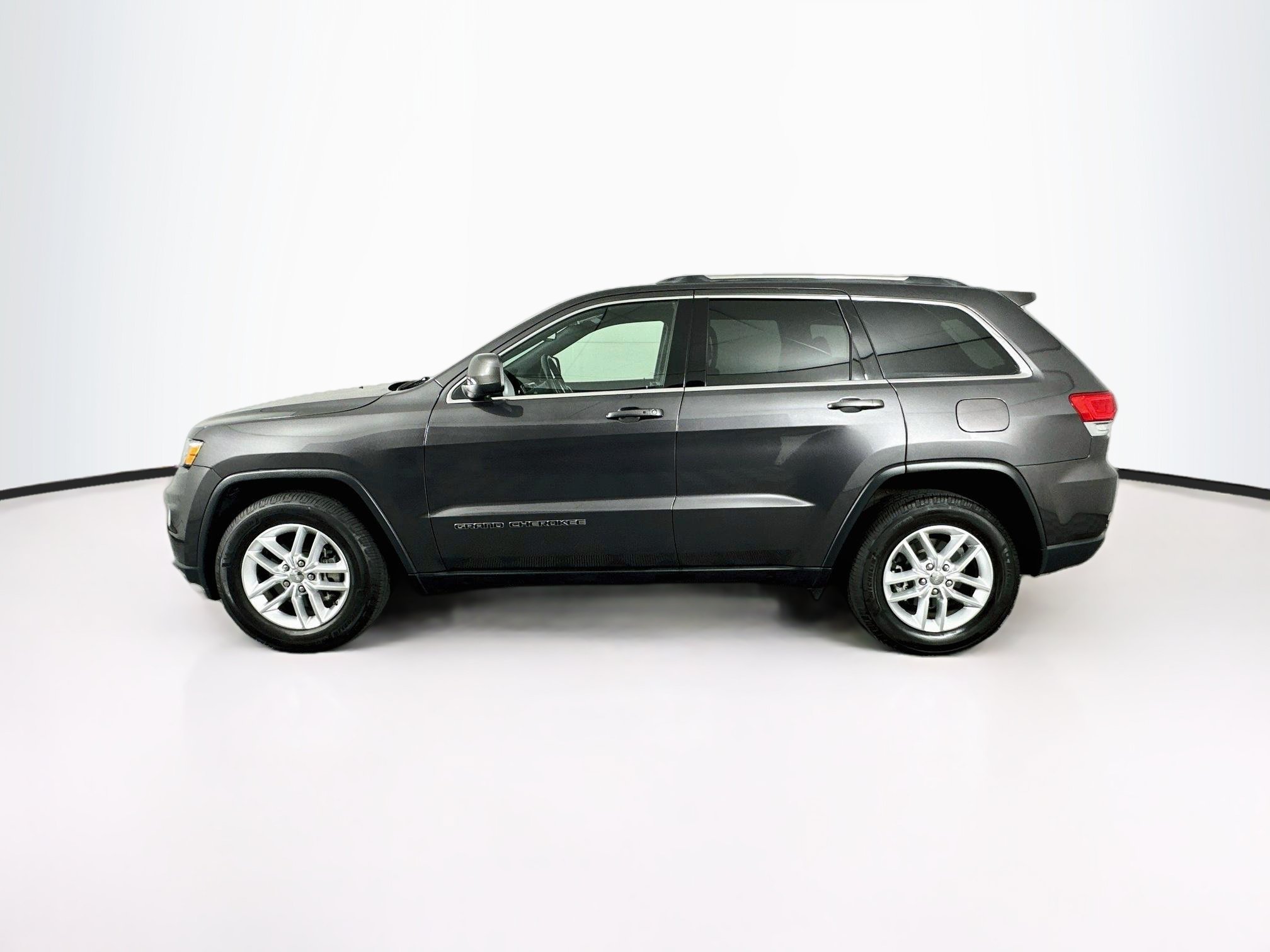 Used 2018 Jeep Grand Cherokee Laredo RWD image 4