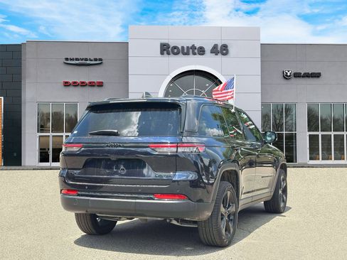 Used 2024 Jeep Grand Cherokee Limited w/ Black Appearance Package AWD/4WD image 5