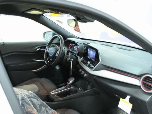 Used 2024 Chevrolet Trax RS w/ Driver Confidence Package image 11