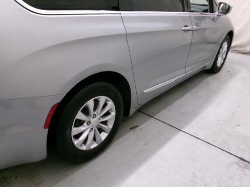 Used 2017 Chrysler Pacifica Touring-L image 7