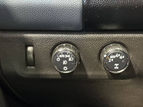 Used 2021 Chevrolet Colorado Z71 w/ Safety Package AWD/4WD image 31