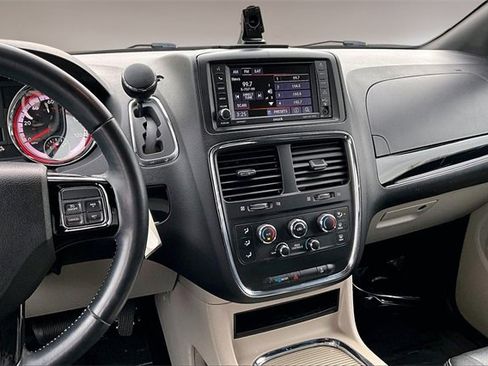 Used 2019 Dodge Grand Caravan SXT image 9