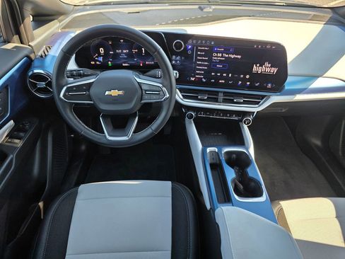 Used 2025 Chevrolet Equinox EV LT image 25