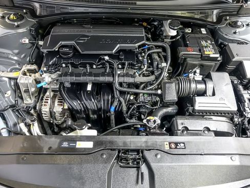 Used 2025 Hyundai Elantra SEL image 32