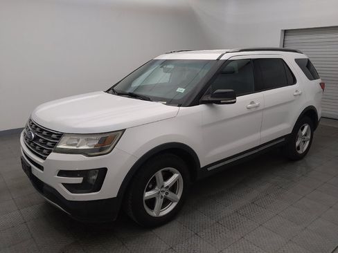 Used 2016 Ford Explorer XLT w/ Equipment Group 202A AWD/4WD image 2