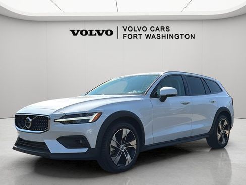 Certified 2025 Volvo V60 B5 Cross Country Plus AWD/4WD image 1