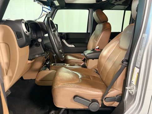 Used 2017 Jeep Wrangler Unlimited Sahara w/ Connectivity Group image 12