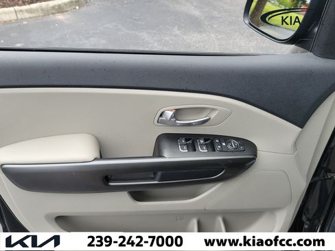 Used 2021 Kia Sedona EX FWD image 23