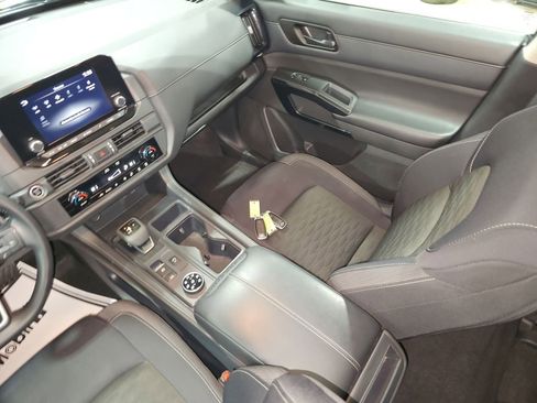 Used 2023 Nissan Pathfinder S image 32