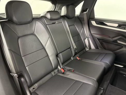 Certified 2025 Porsche Cayenne AWD/4WD image 23