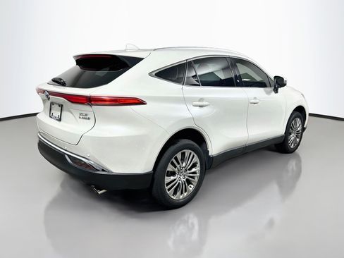 Used 2022 Toyota Venza XLE AWD/4WD image 4