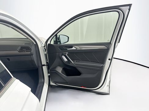 Used 2024 Volkswagen Tiguan SE image 34