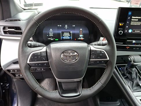 Certified 2025 Toyota Sienna XSE image 19