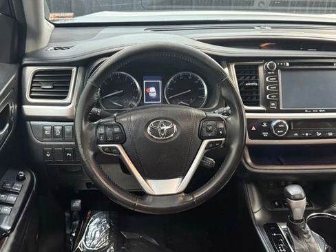 Used 2017 Toyota Highlander Limited AWD/4WD image 8