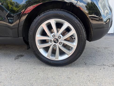 Used 2017 Kia Soul + FWD image 33