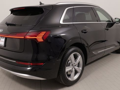 Used 2019 Audi e-tron Prestige w/ Prestige Package image 11