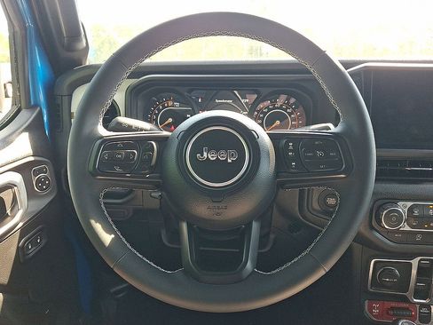 Used 2025 Jeep Gladiator Sport AWD/4WD image 17