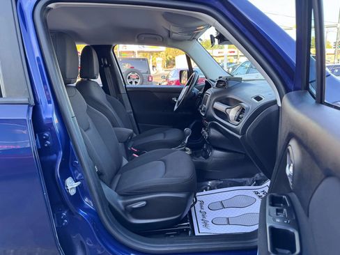 Used 2017 Jeep Renegade Latitude w/ Cold Weather Group image 18