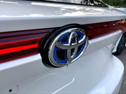 Used 2021 Toyota Venza LE AWD/4WD image 29