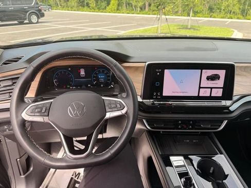 Used 2025 Volkswagen Atlas SE FWD image 2