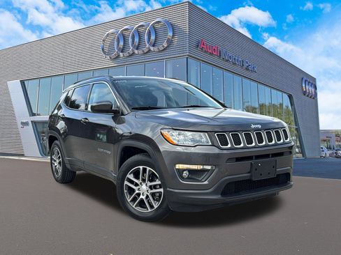 Used 2019 Jeep Compass Latitude image 1
