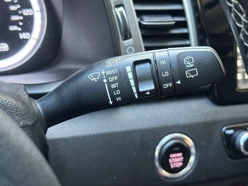 Used 2017 Kia Niro Touring FWD image 39