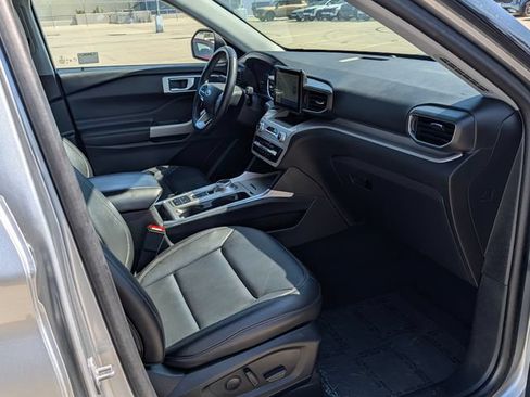 Used 2024 Ford Explorer XLT w/ Equipment Group 202A RWD image 9