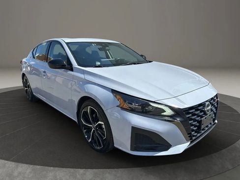 Used 2024 Nissan Altima 2.5 SR w/ SR Premium Package image 3