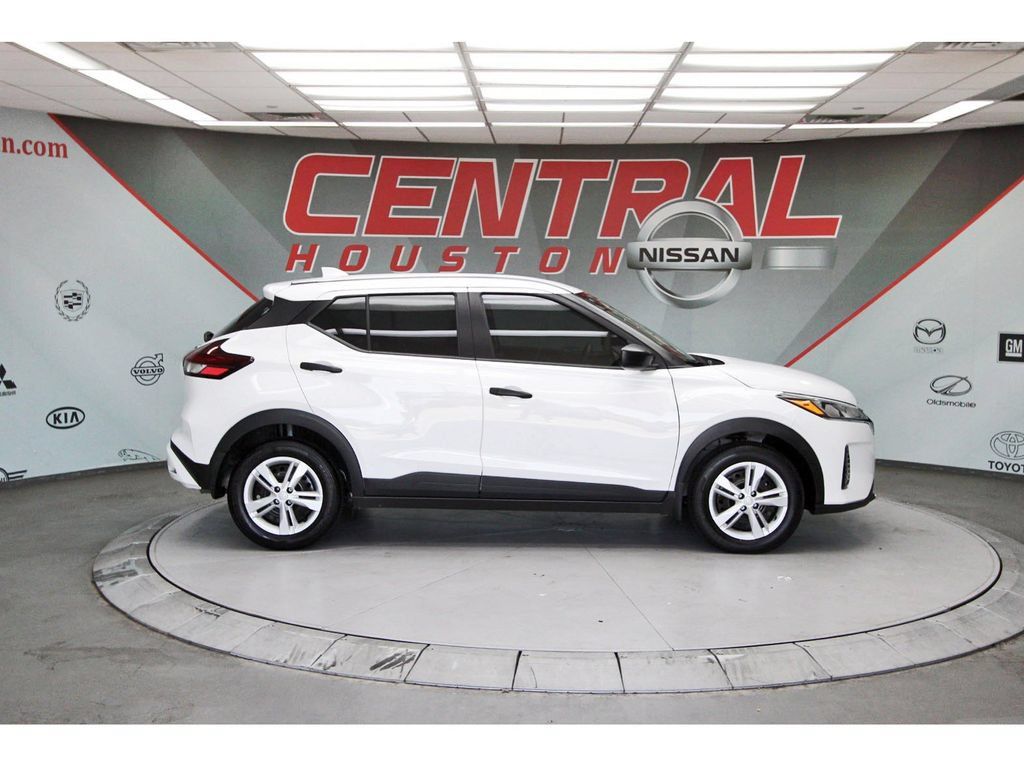 Used 2025 Nissan Kicks Play S FWD image 5