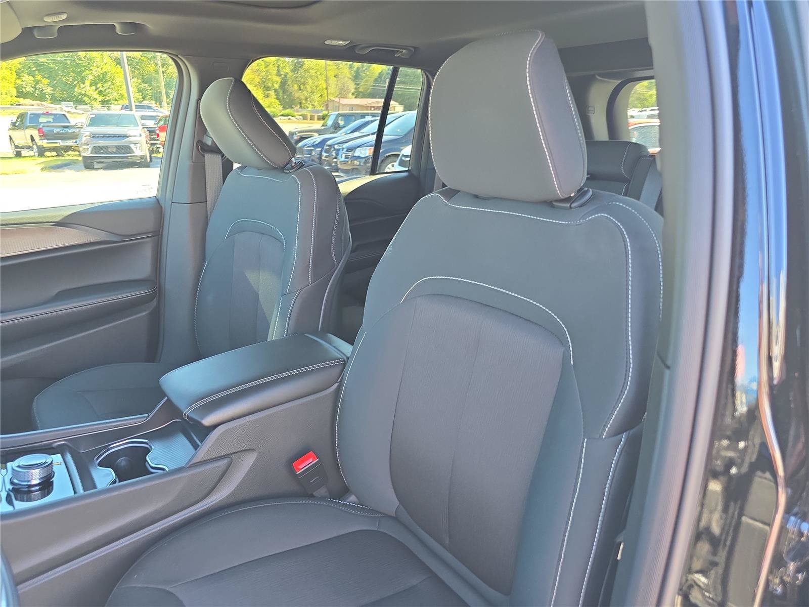 Used 2025 Jeep Grand Cherokee Laredo X w/ Luxury Tech Group I AWD/4WD image 20
