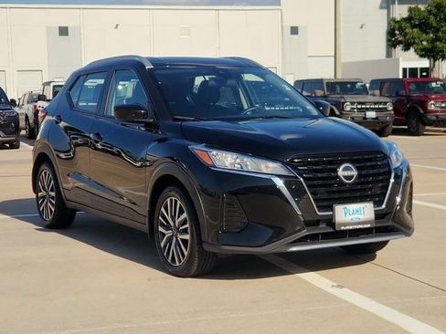 Used 2023 Nissan Kicks SV FWD image 3