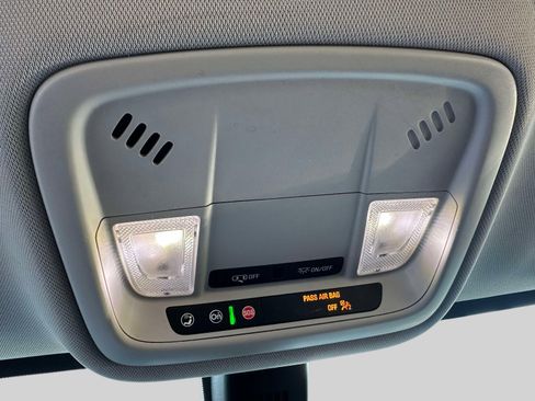 Used 2021 Chevrolet Traverse LS image 33