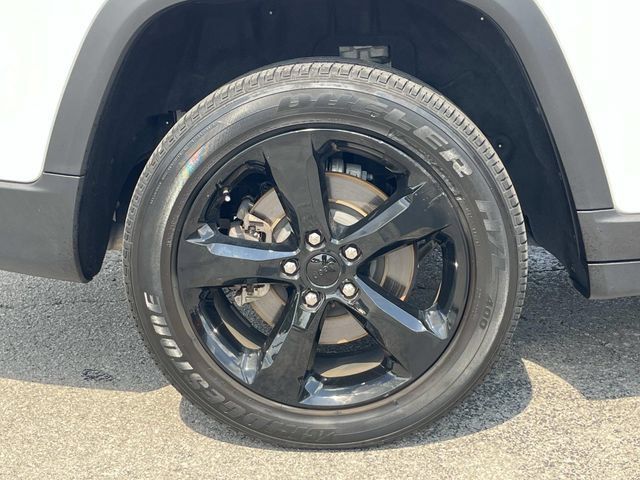 Used 2023 Jeep Grand Cherokee L Altitude AWD/4WD image 12