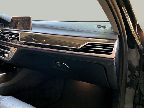 Used 2018 BMW 740i RWD image 18