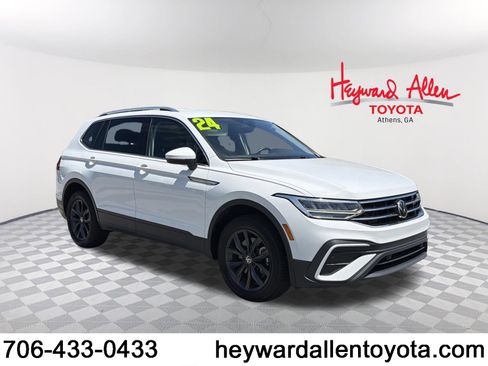Used 2024 Volkswagen Tiguan SE FWD image 1