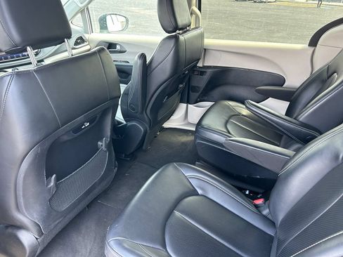 Used 2023 Chrysler Pacifica Touring-L FWD image 31