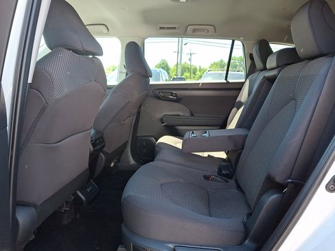 Used 2025 Toyota Highlander LE AWD/4WD image 10