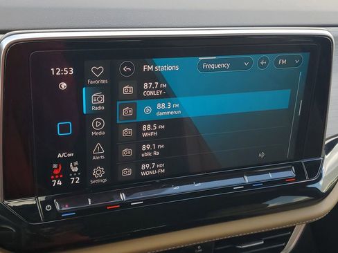 Used 2025 Volkswagen Atlas Cross Sport SE image 18