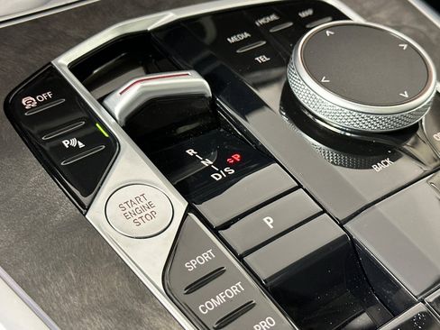 Used 2025 BMW X7 xDrive40i w/ Parking Assistance Package image 22