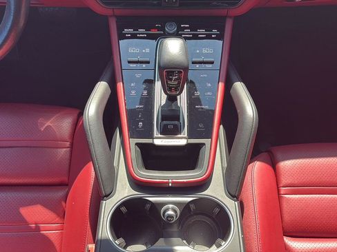 Used 2022 Porsche Cayenne image 17