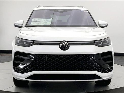 New 2026 Volkswagen Tiguan SEL R-Line image 3
