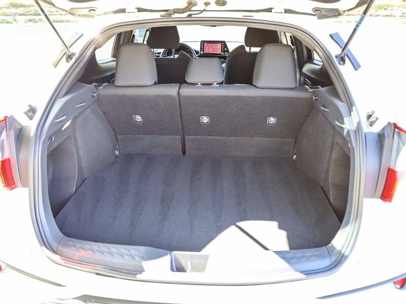 Used 2019 Toyota C-HR LE FWD image 32