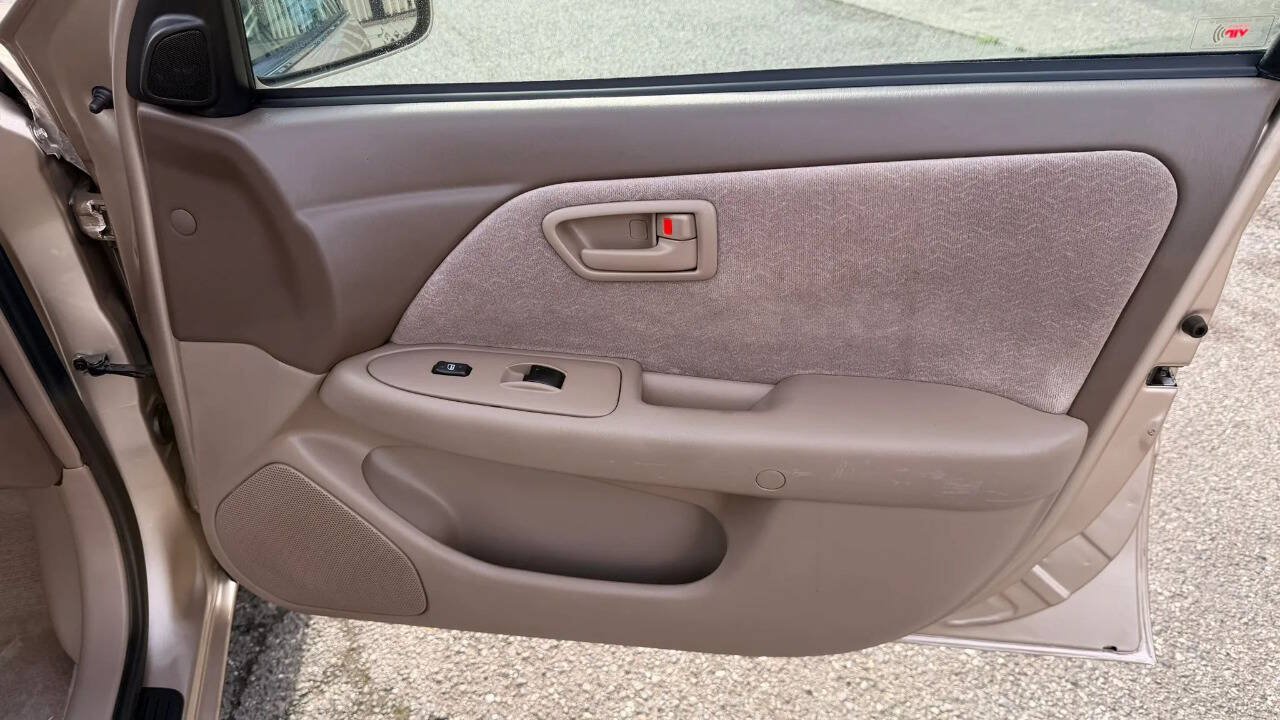 Used 1999 Toyota Camry LE w/ Value Pkg FWD image 21