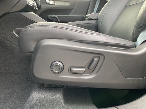 Used 2025 Volvo XC40 B5 Core image 22