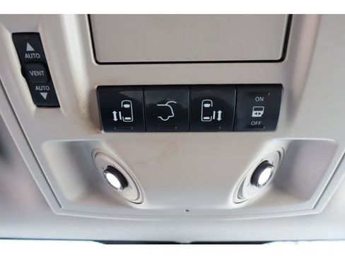 Used 2016 Chrysler Town & Country Touring-L image 19