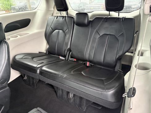 Used 2023 Chrysler Pacifica Touring-L FWD image 14