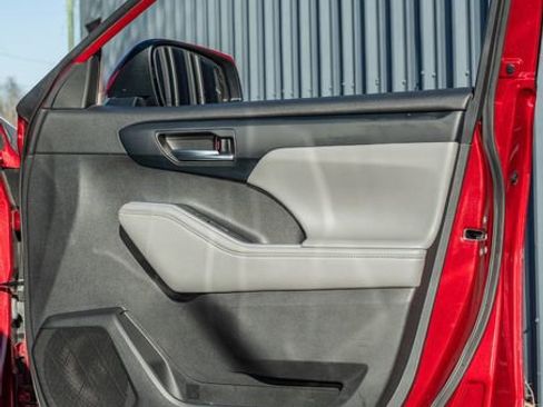 Used 2022 Toyota Highlander XLE image 45