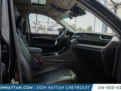 Used 2023 Jeep Grand Cherokee Limited w/ Black Appearance Package AWD/4WD image 24