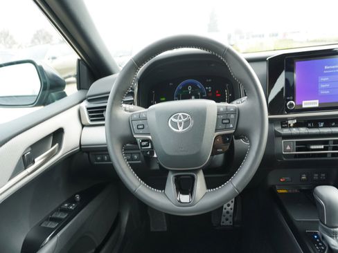 Used 2025 Toyota Camry SE image 14