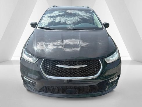 Used 2021 Chrysler Pacifica Touring-L FWD image 2